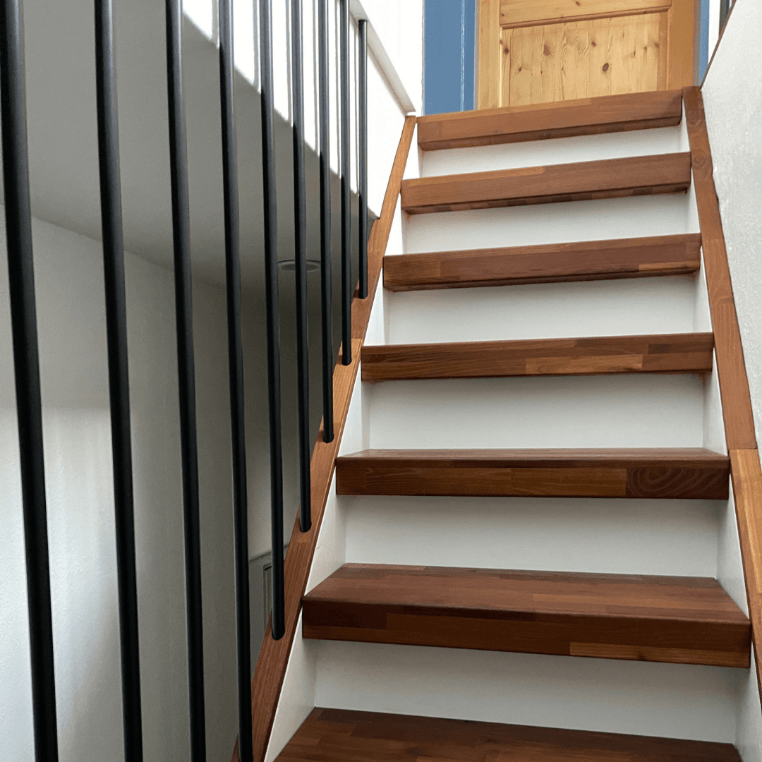Treppenrenovierung mit Stufen aus Massivholz