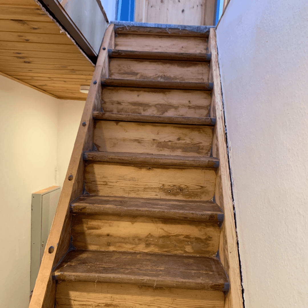 Treppenrenovierung mit Stufen aus Massivholz