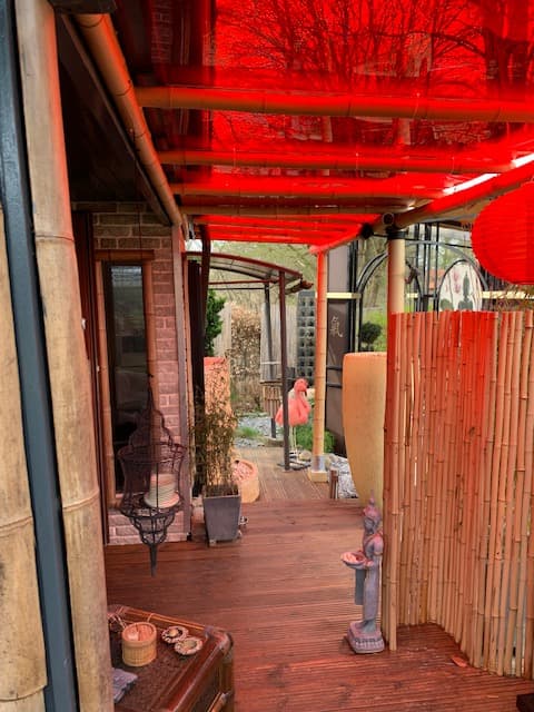 Tür überdachung selber bauen rot getöntes acrylglas und bambus rotated