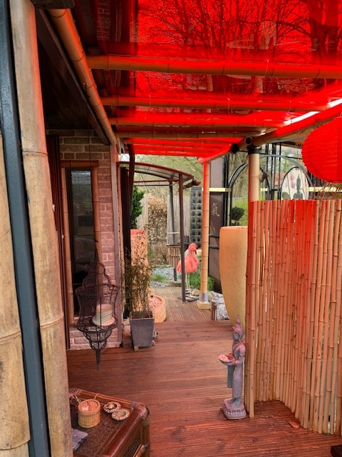 Tür überdachung selber bauen rot getöntes acrylglas und bambus rotated