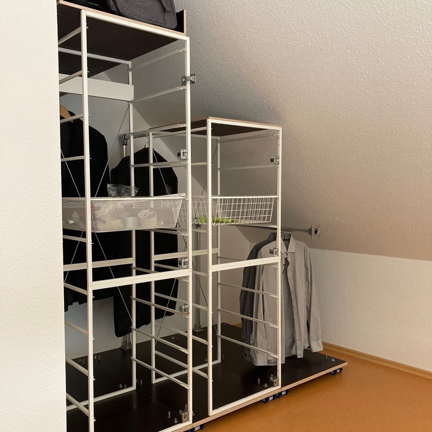 Maßgefertigter Auszugsschrank in Dachschräge