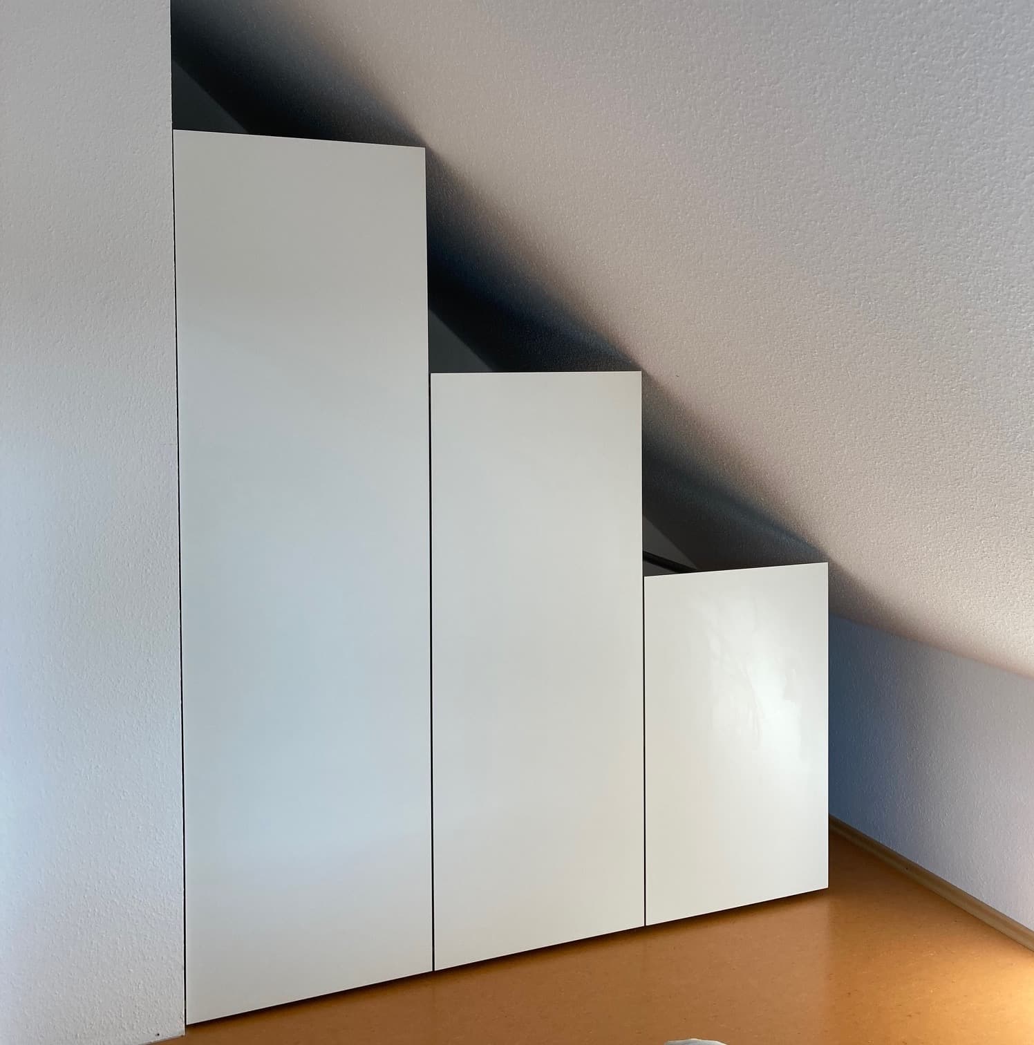 Maßgefertigter Auszugsschrank in Dachschräge