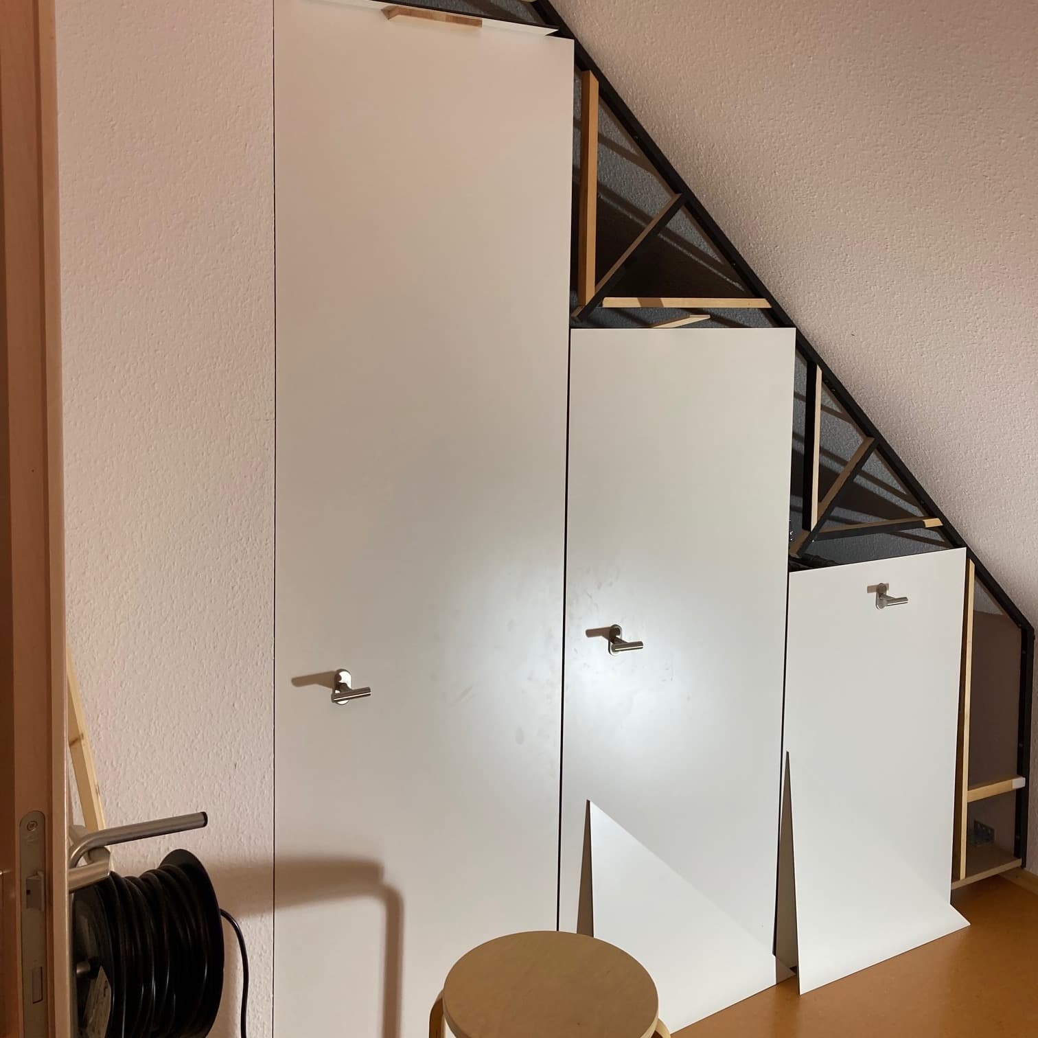 Maßgefertigter Auszugsschrank in Dachschräge