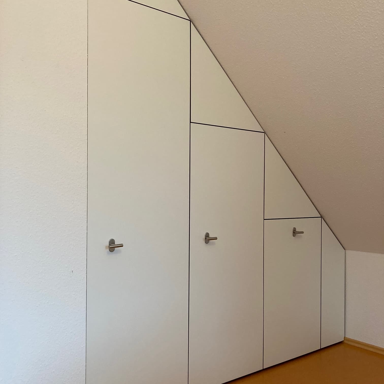 Maßgefertigter Auszugsschrank in Dachschräge