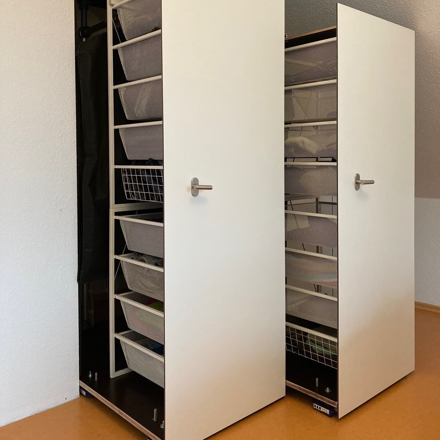 Maßgefertigter Auszugsschrank in Dachschräge