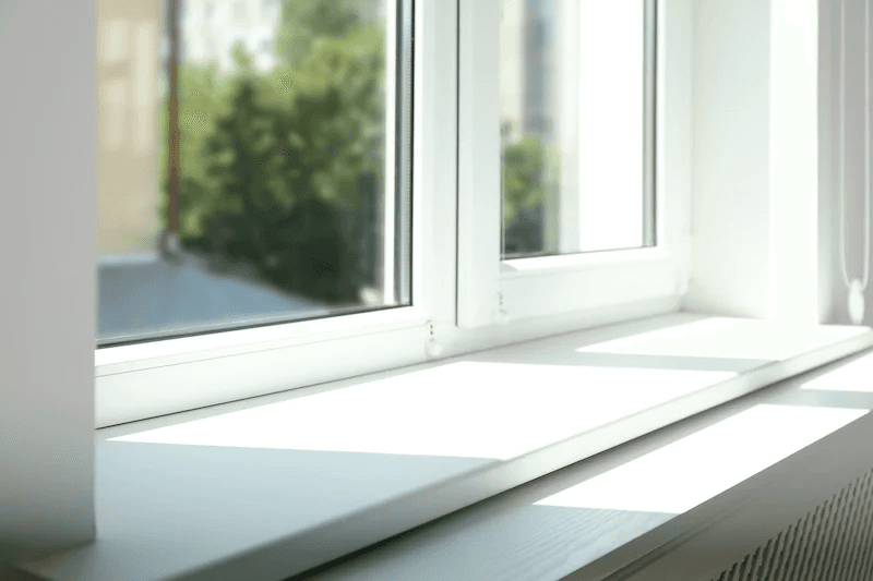 Vensterbank-bekleden-met-wit-ple