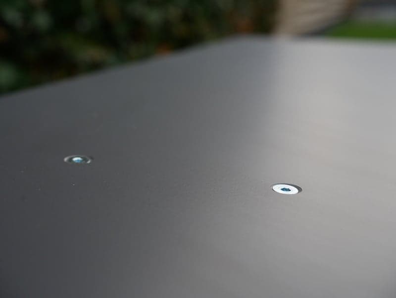 Versenken Sie die Schrauben in der Deckplatte