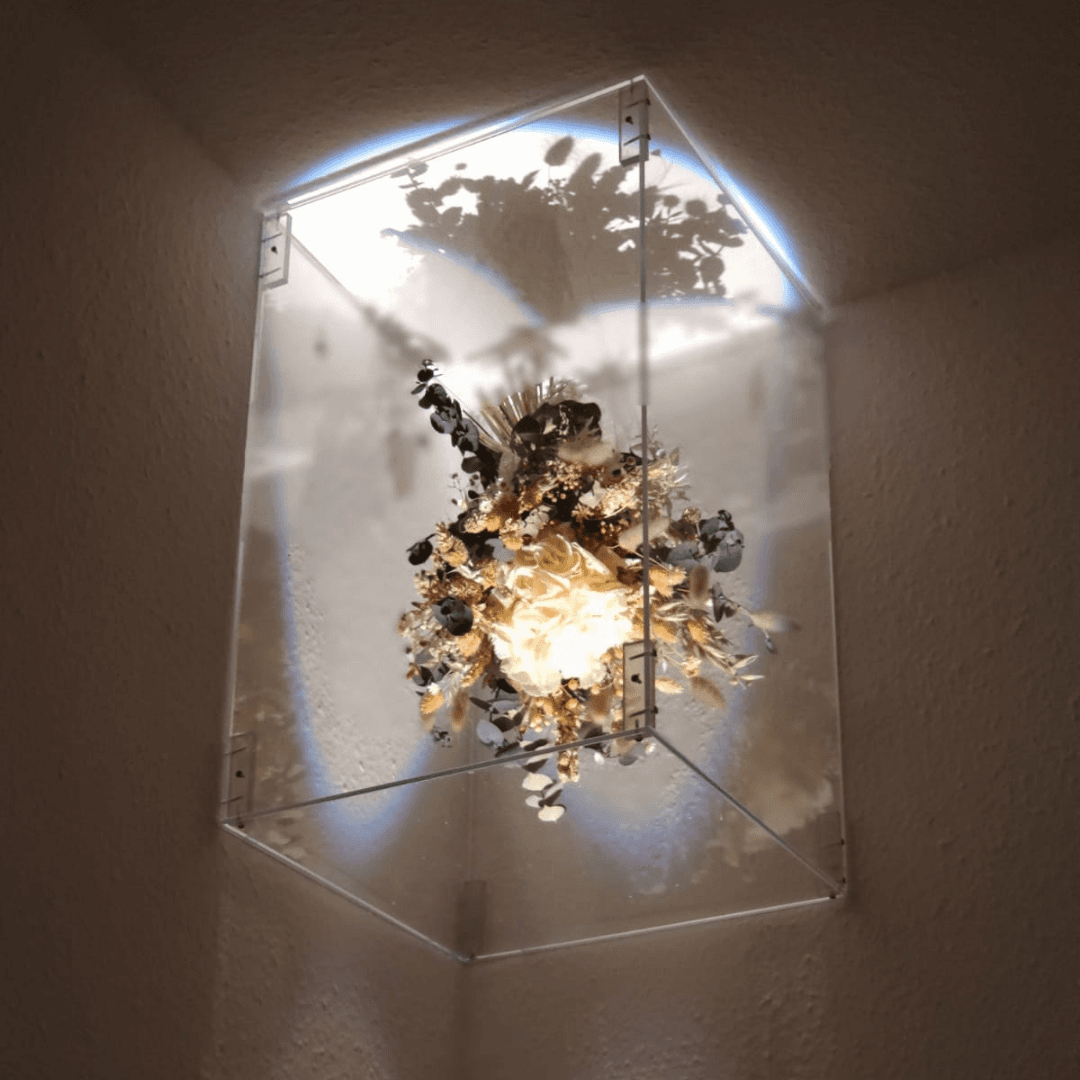 Vitrine aus Plexiglas für den Hochzeitsstrauß