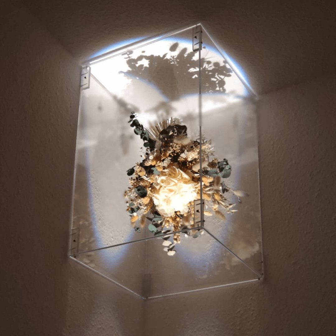 Vitrine aus Plexiglas für den Hochzeitsstrauß