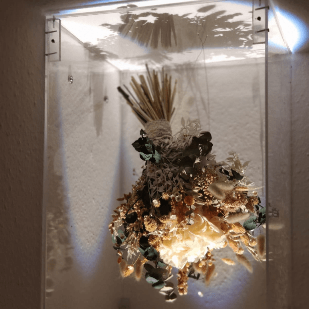 Vitrine aus Plexiglas für den Hochzeitsstrauß