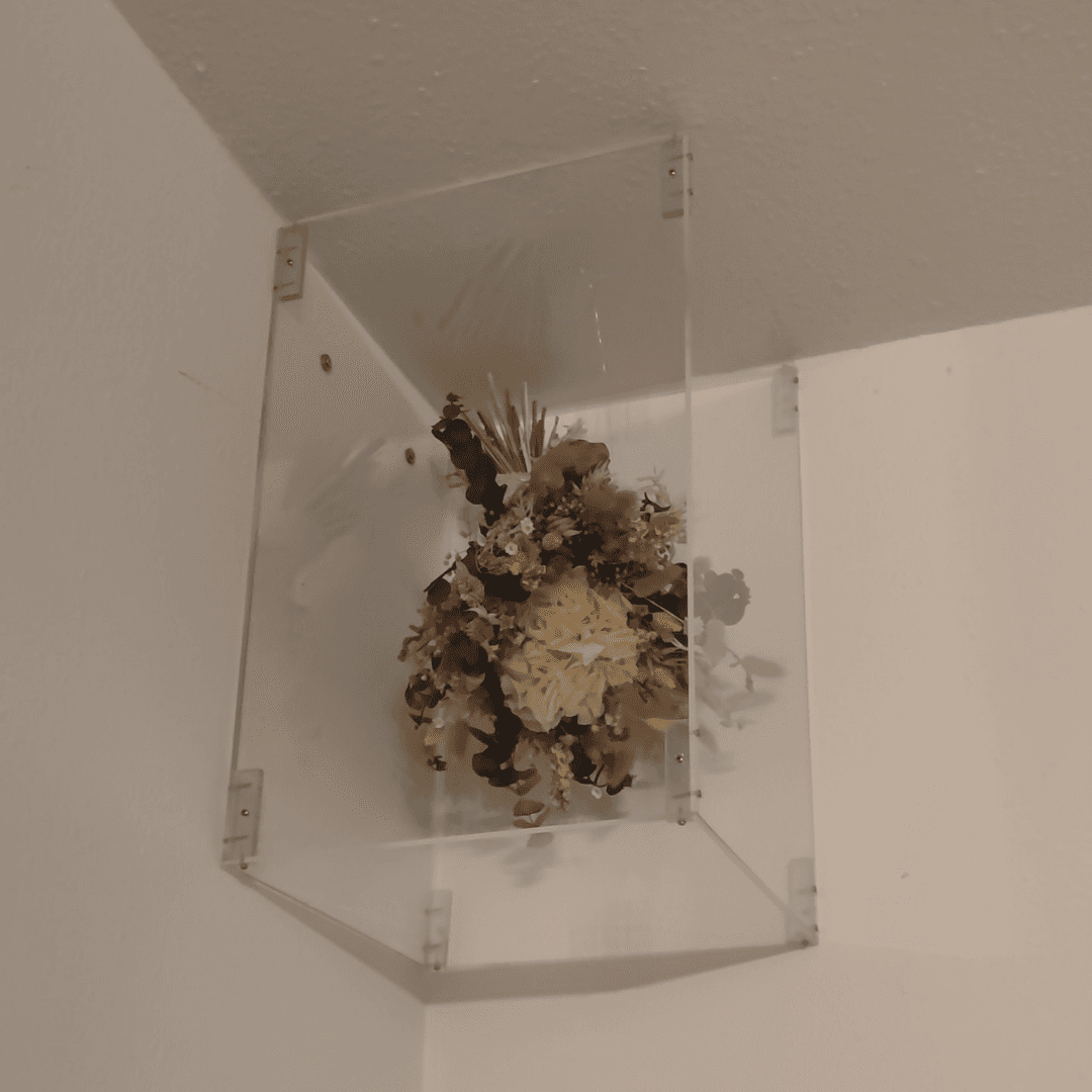 Vitrine aus Plexiglas für den Hochzeitsstrauß