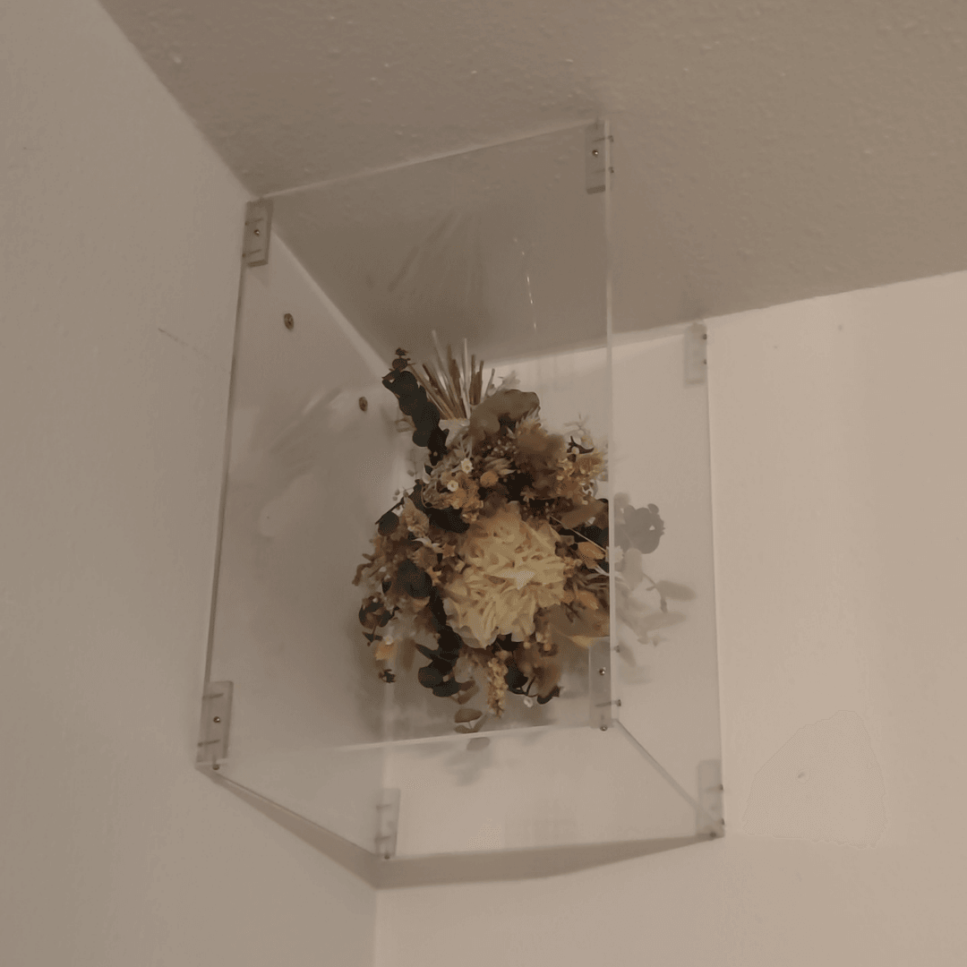 Vitrine aus Plexiglas für den Hochzeitsstrauß