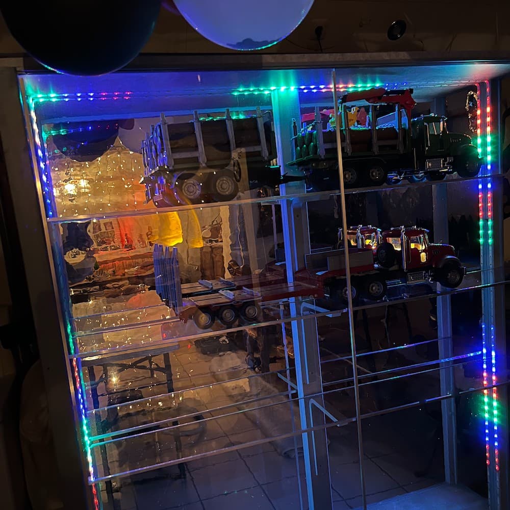 Vitrine mit Makrolonscheiben 3