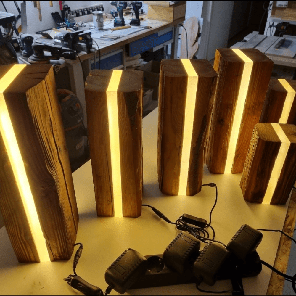 Holz-Stehlampe mit leuchtendem Acrylglas