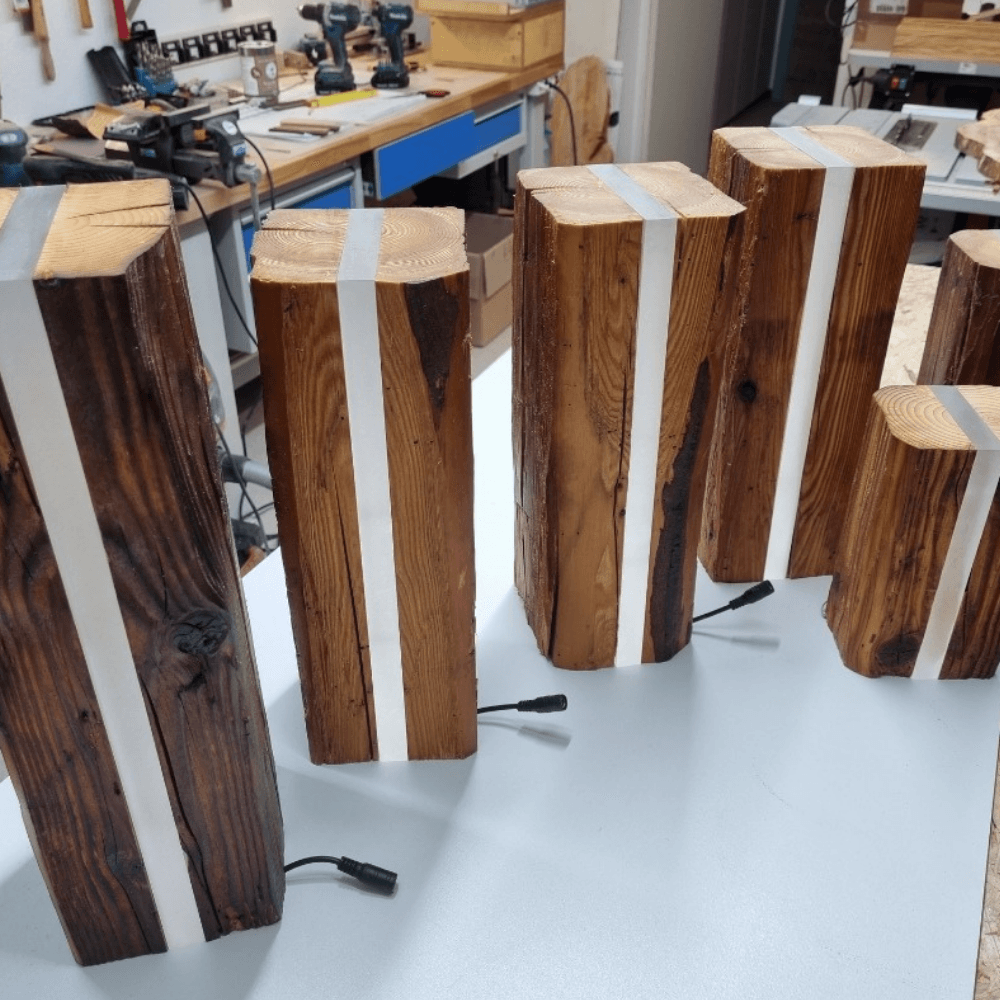 Holz-Stehlampe mit leuchtendem Acrylglas