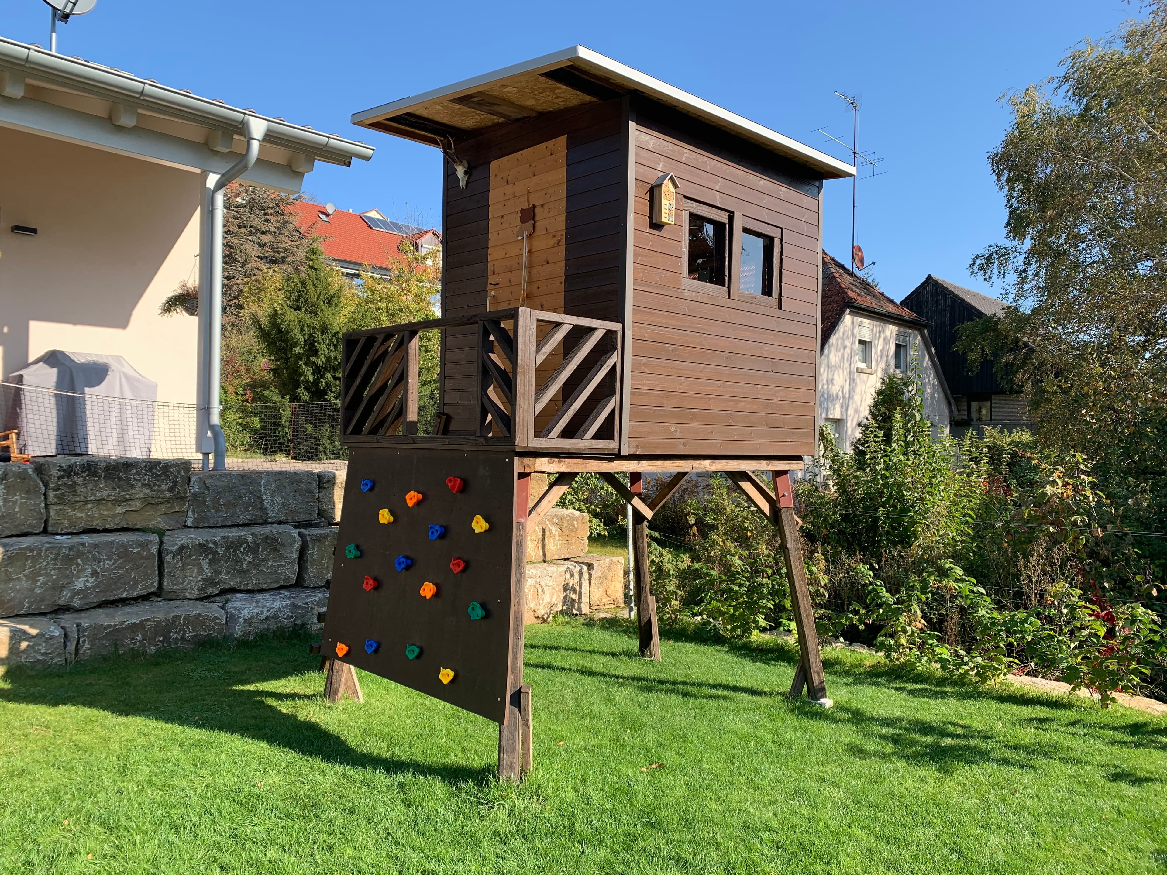 „Baumhaus“ auf Stelzen mit Acrylglasfenstern