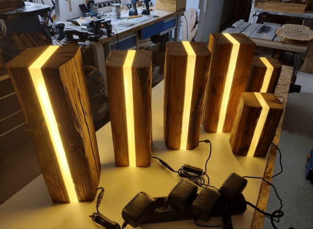 Holz-Stehlampe mit leuchtendem Acrylglas