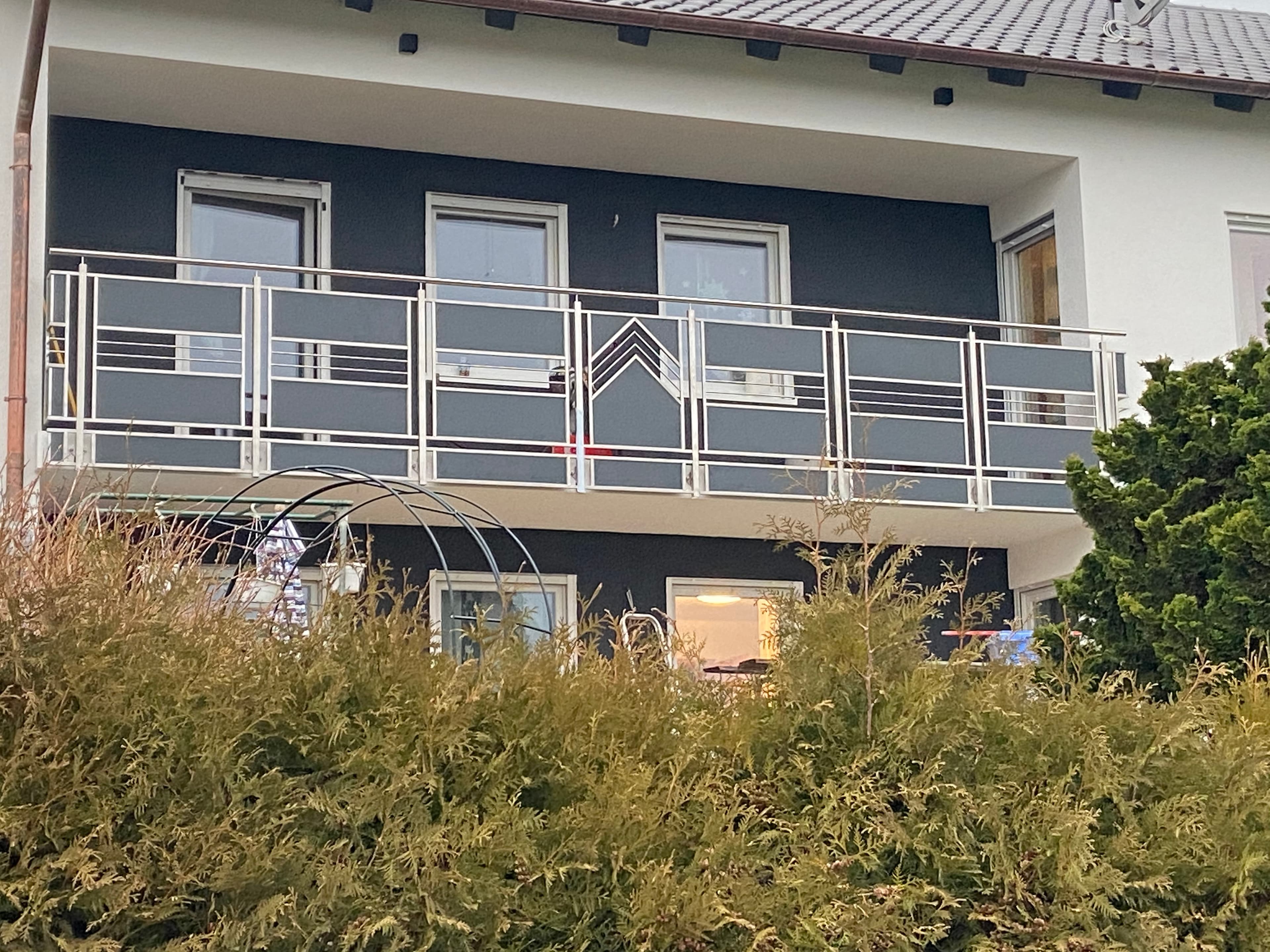 Balkongeländer und Gartentor aus Alupaneelen