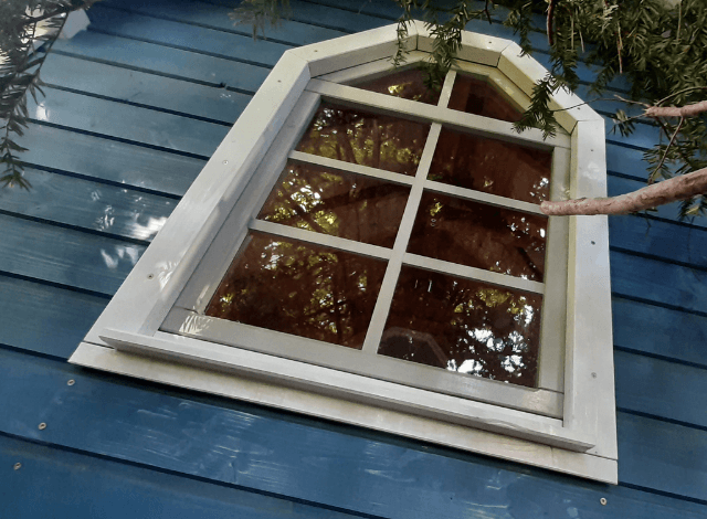 Baumhaus mit Fenstern aus Acrylglas