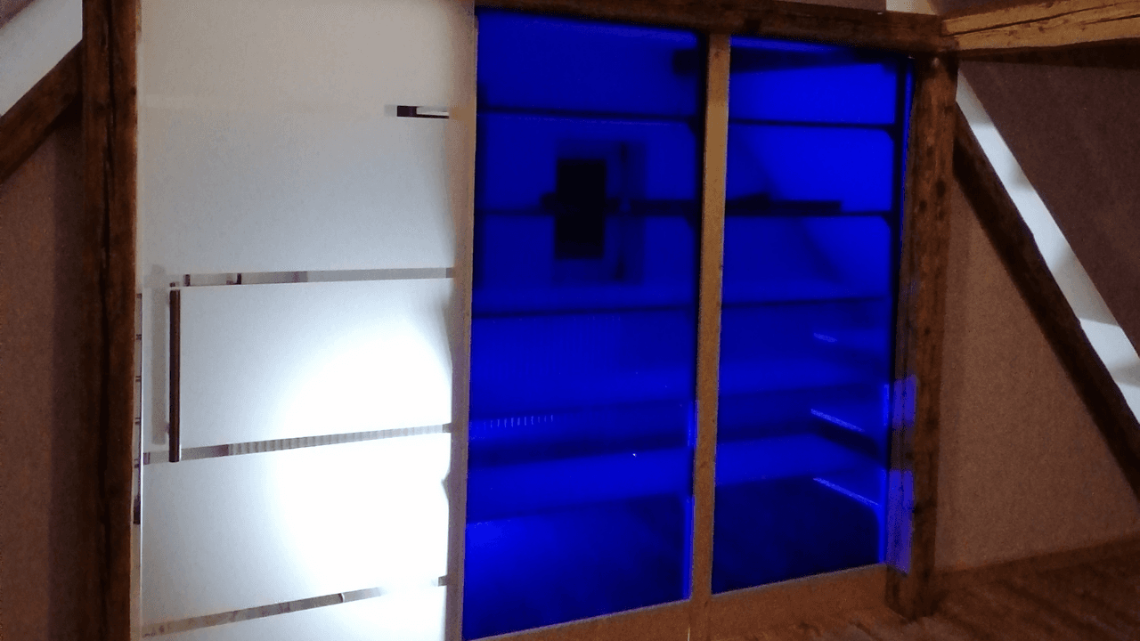 4 Begehbarer Kleiderschrank mit Acrylscheiben