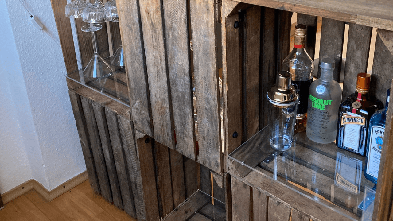 DIY Bar aus Weinkisten und Acrylglasplatten