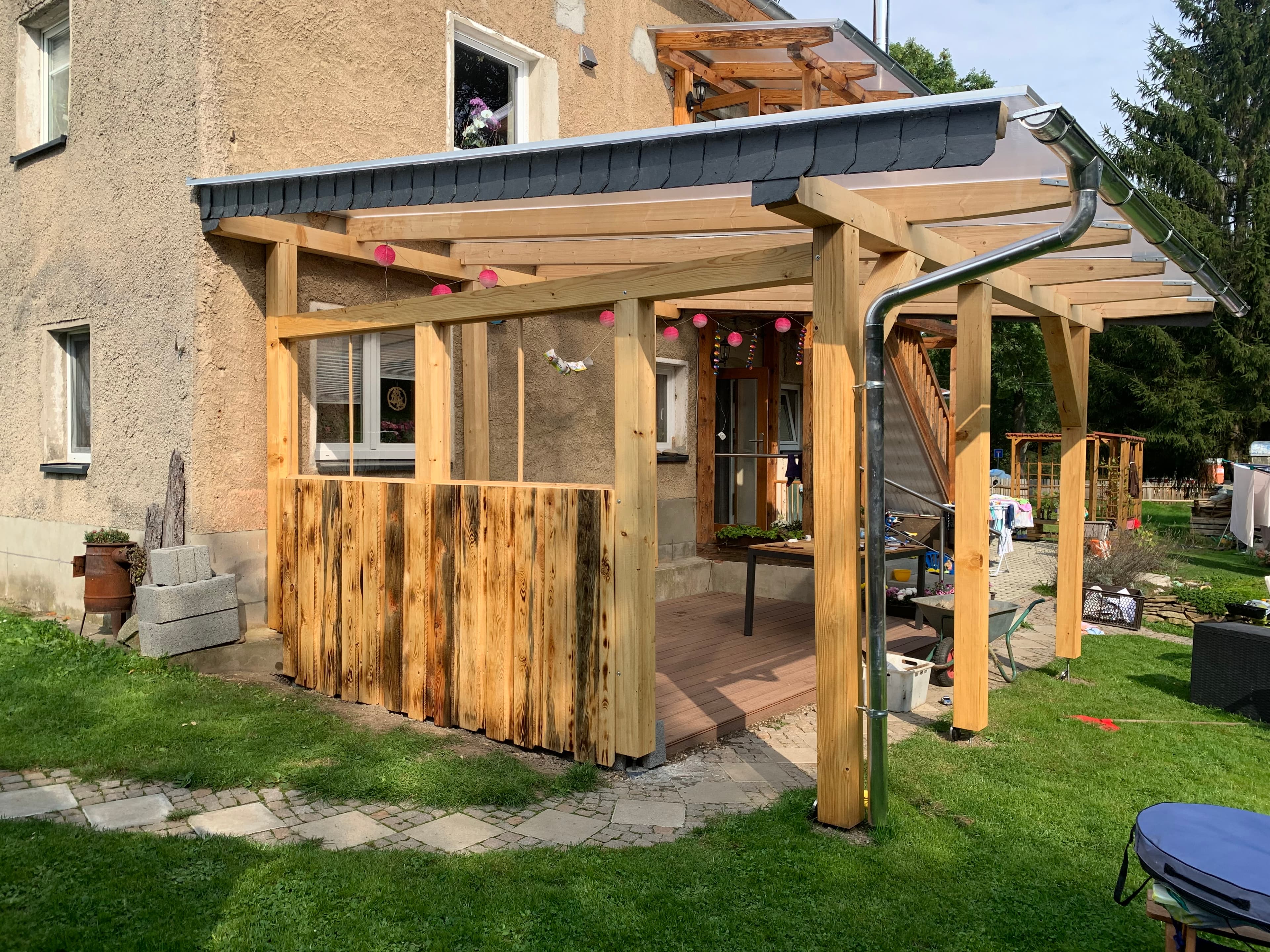 DIY Terrassenüberdachung mit Dach aus Kunststoffscheiben