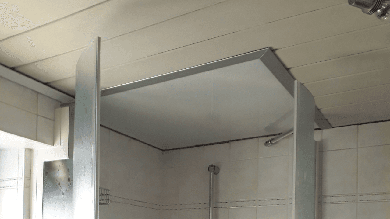 Deckenpaneel aus Acrylglas für die Dusche