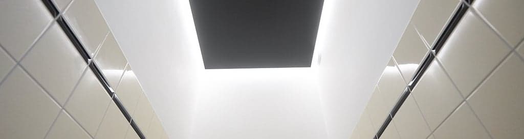 Kunststoff Deckenpaneele in der Toilette