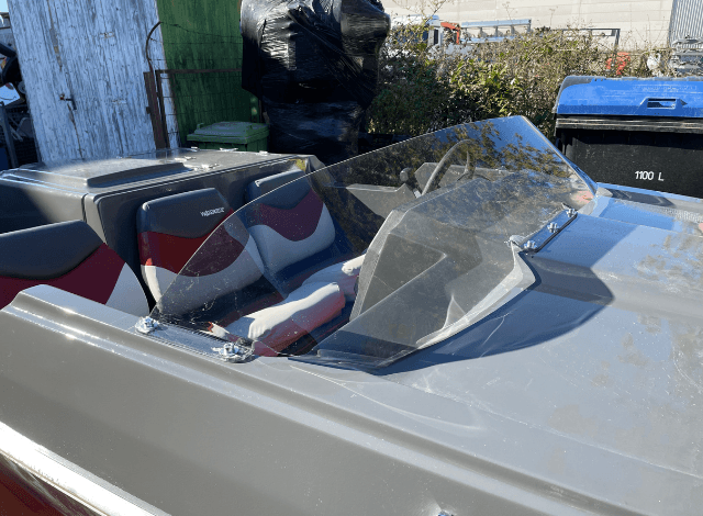 Windschutzscheibe aus Acrylglas für JetBoot