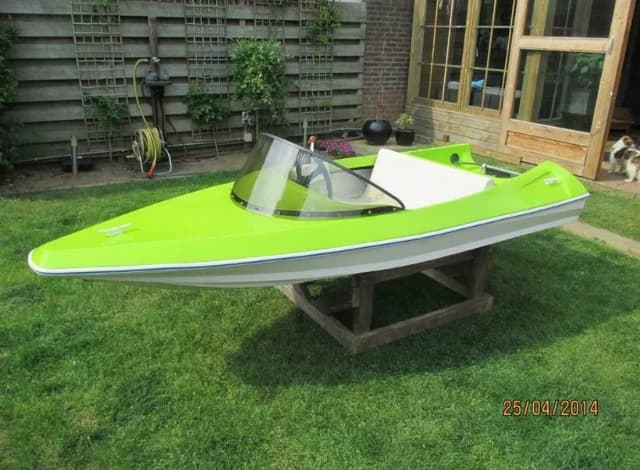 Ruit-voor-een-speedboot-van-polycarbonaat (1)