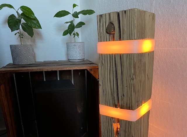 Selbstgebaute LED-Standleuchte aus Holzbalken