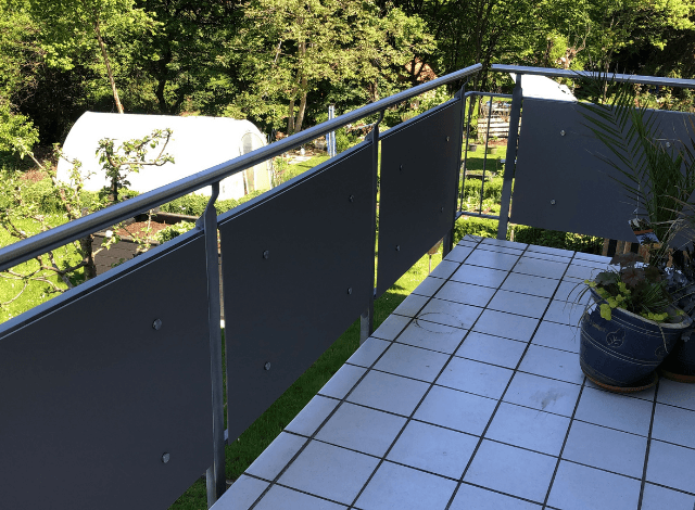 Sichtschutz aus Acrylglas für den Balkon