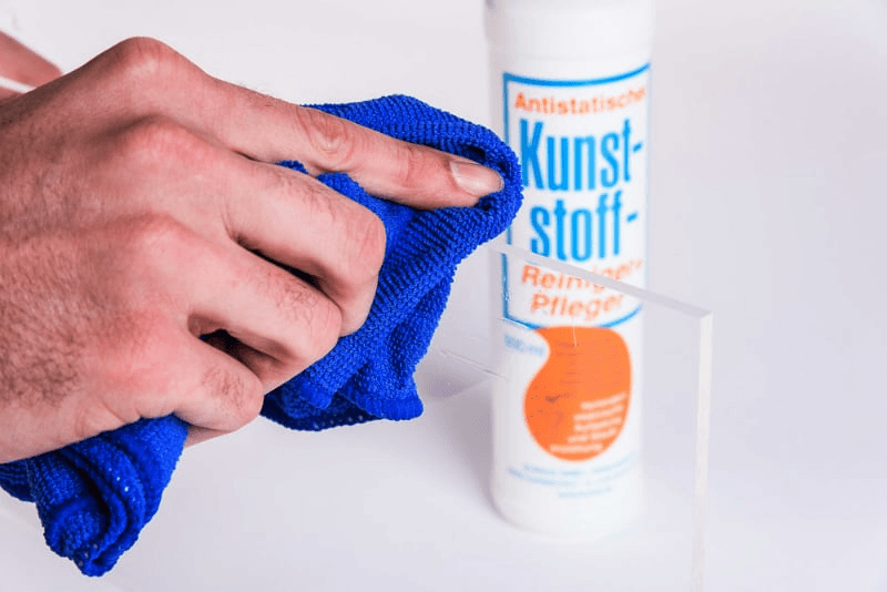 So können Sie PLEXIGLAS® Kratzer entfernen
