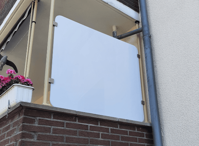 Sonnen- und Windschutz aus Acrylglas