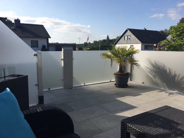 Terrassensanierung mit Granit und Wänden aus Kunststoffplatten