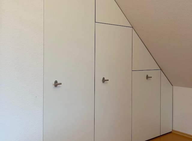 Maßgefertigter Auszugsschrank in Dachschräge