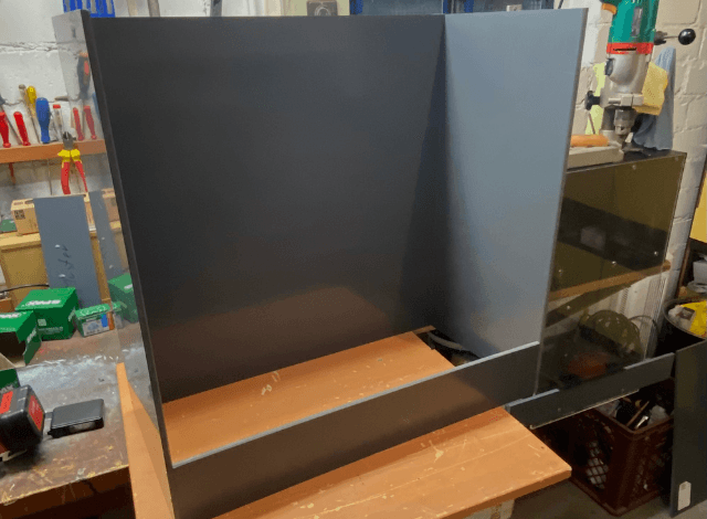 Futterboxen aus Hart PVC Platten für Hundezwinger im Tierheim
