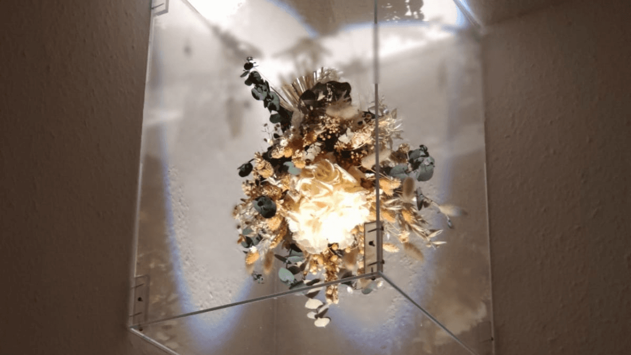 Vitrine aus Plexiglas für den Hochzeitsstrauß