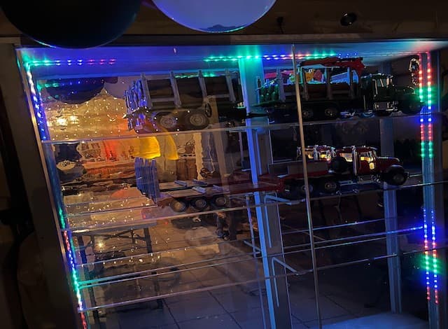 Vitrine mit Makrolonscheiben