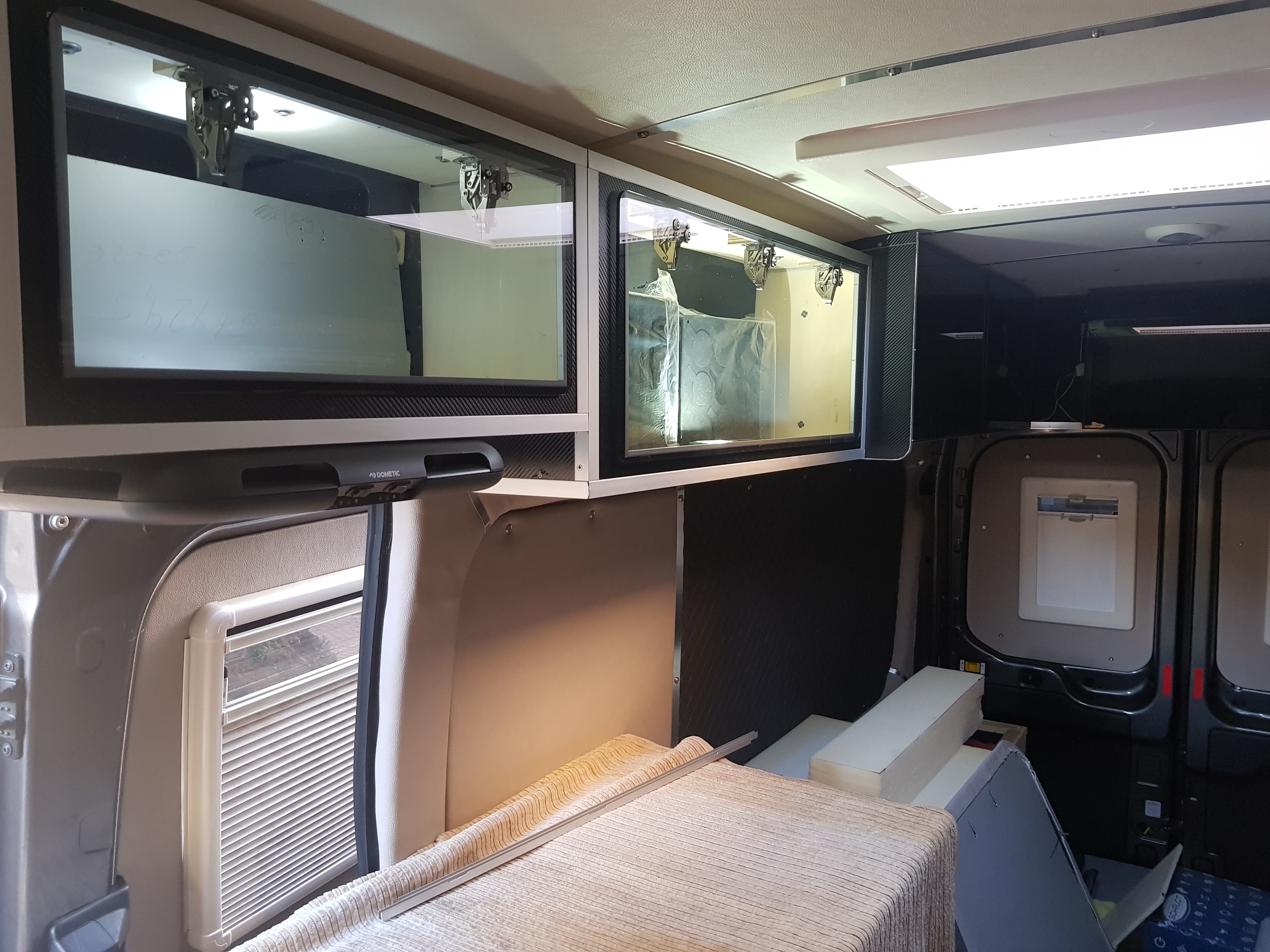 schranktu--ren-aus-acrylglas-im-wohnmobil02