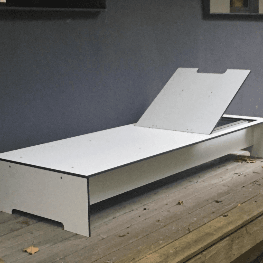 Moderne Gartenliege aus HPL selber bauen