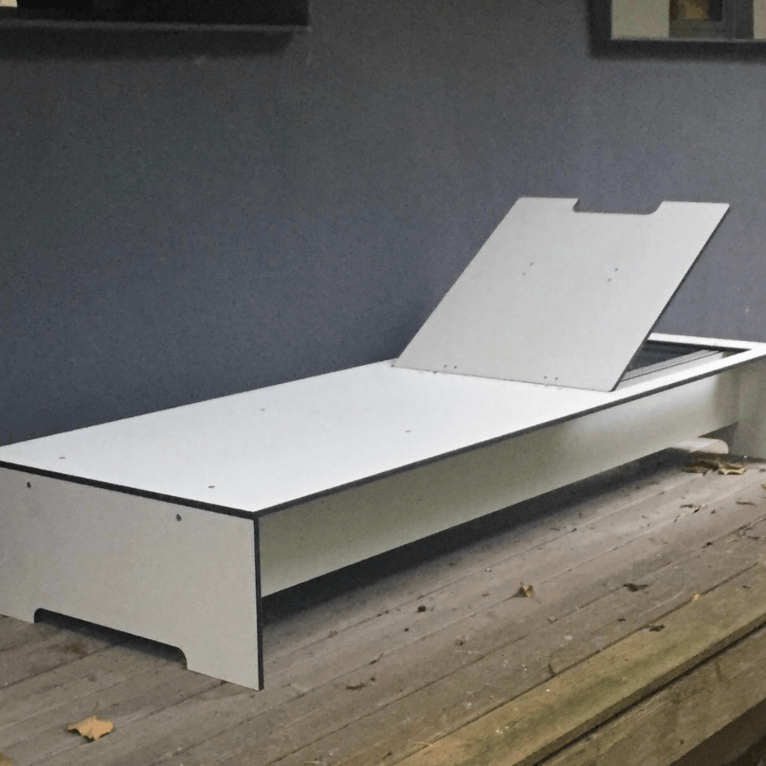Moderne Gartenliege aus HPL selber bauen