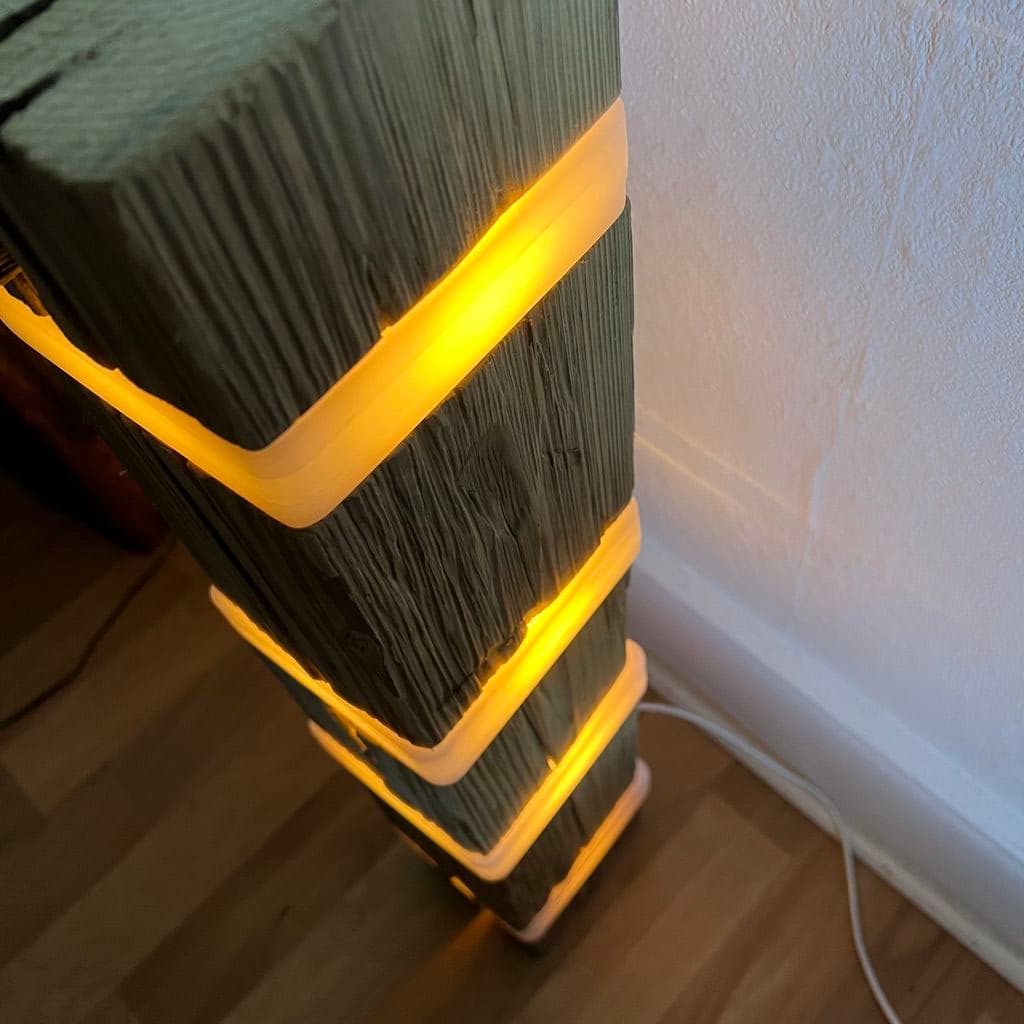 Selbstgebaute LED-Standleuchte aus Holzbalken