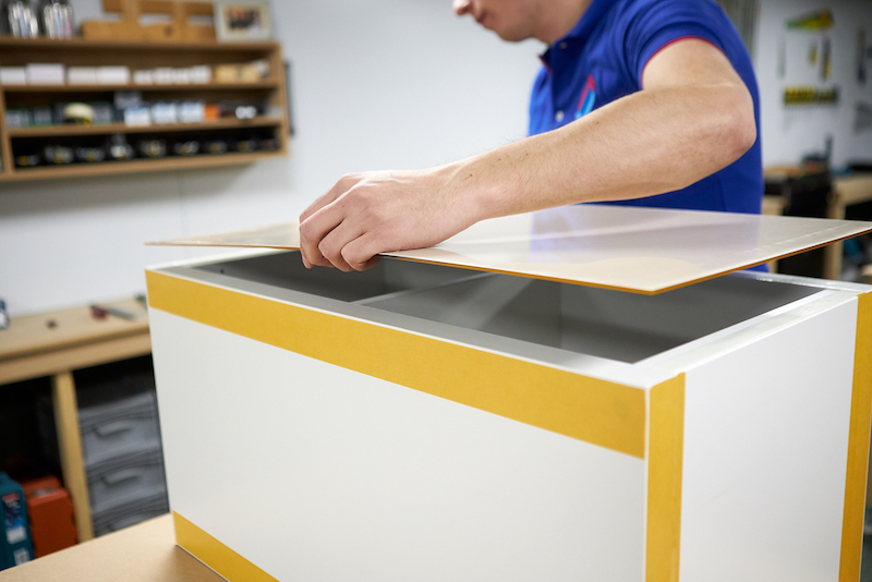 IKEA Hack Podest selber bauen Acrylglas Platte anbringen