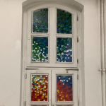 Fenster aus plastikdeckeln