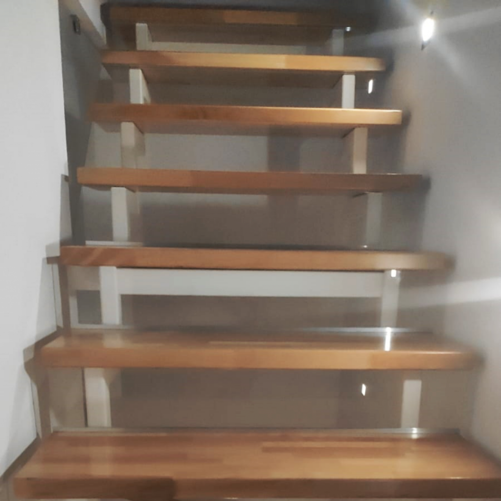 Transparente Treppenverkleidung aus Acrylglasplatten