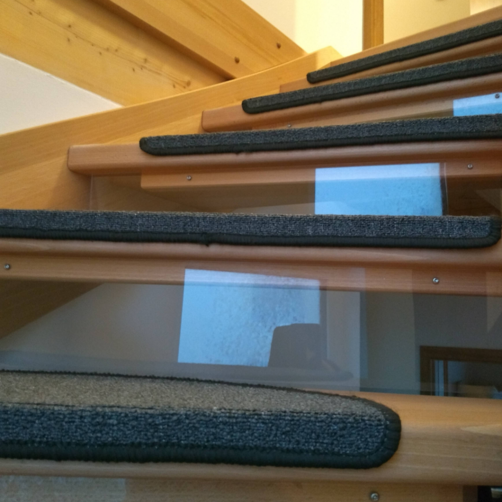 Sicherung der offenen Treppe mit Acrylglasplatten