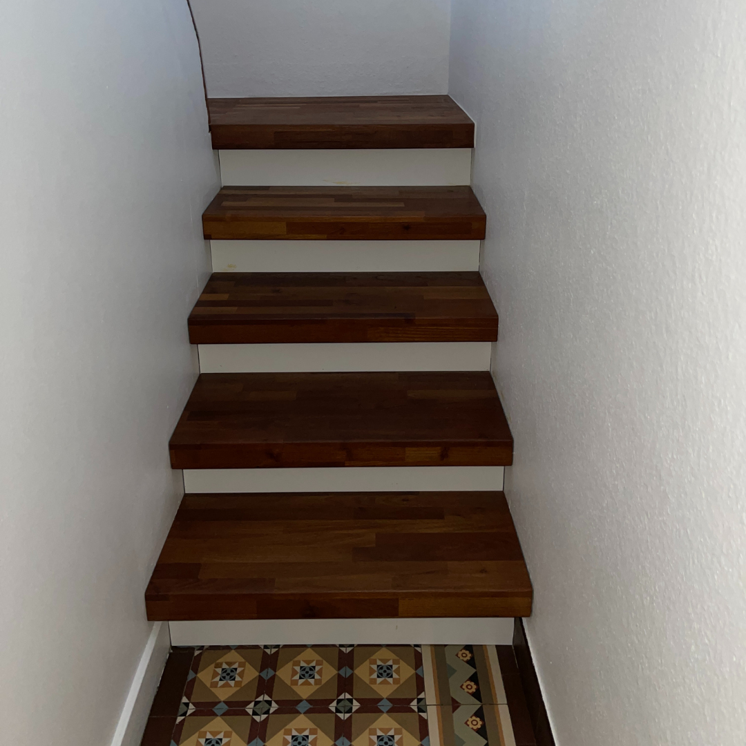 Treppenrenovierung mit Stufen aus Massivholz