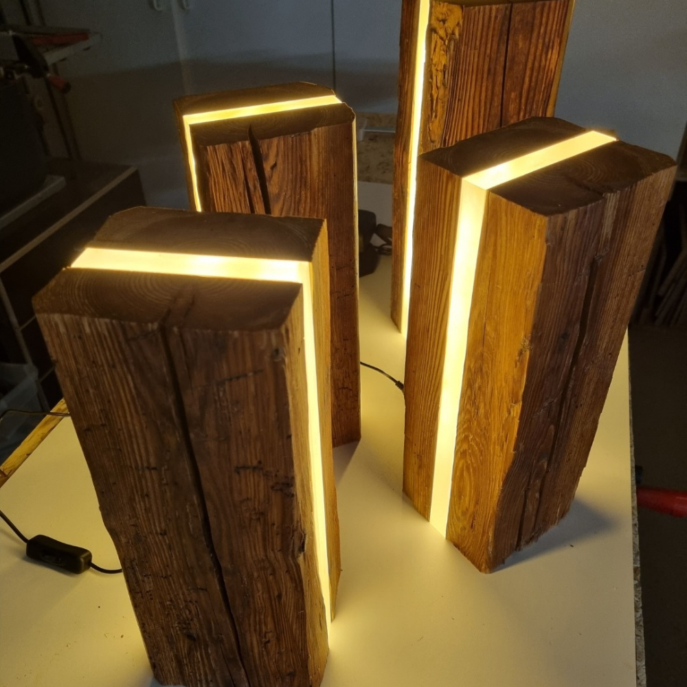 Holz-Stehlampe mit leuchtendem Acrylglas