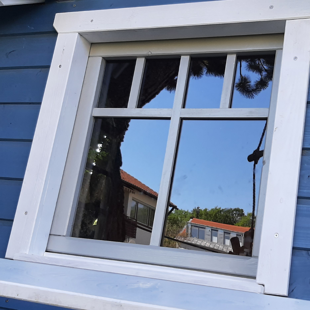 Baumhaus mit Fenstern aus Acrylglas